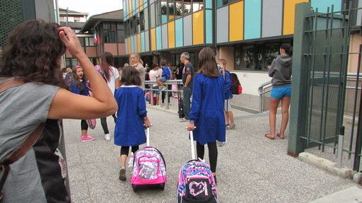 Ingresso a scuola (foto di repertorio) Ingresso a scuola (foto di repertorio)