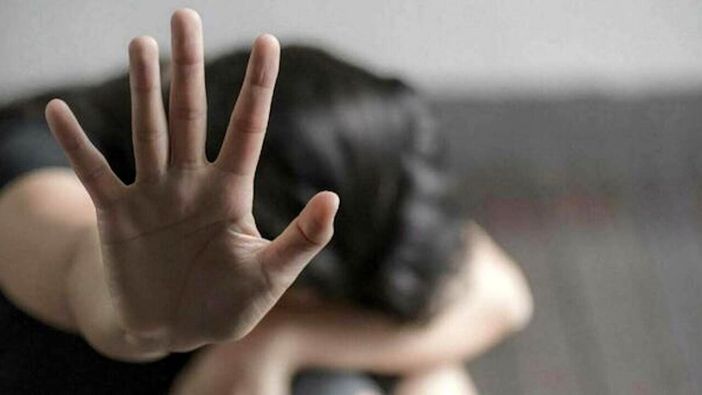 Orrore in famiglia: Madre e compagno arrestati per abusi su dodicenne