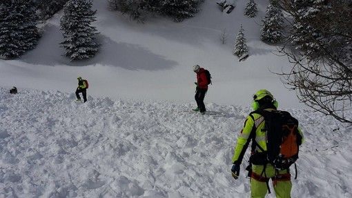 Soccorritori sulla valanga di Pila (immagine di archivio)