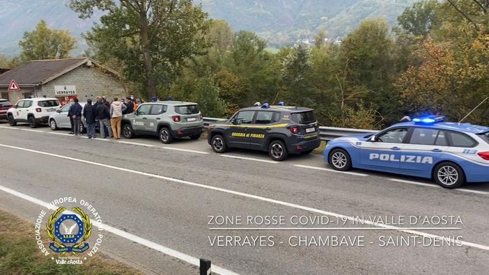 Le Forze dell'ordine organizzano la chiusura per 'zona rossa' (foto per concessione Associazione europea operatori di polizia) Le Forze dell'ordine organizzano la chiusura per 'zona rossa' (foto per concessione Associazione europea operatori di polizia)