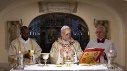 Il Papa celebra la Messa nelle Grotte Vaticane: occorre saper ascoltare senza giudicare Il Papa celebra la Messa nelle Grotte Vaticane: occorre saper ascoltare senza giudicare