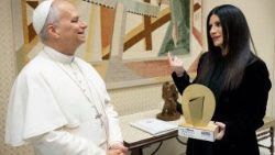 Il Papa incontra Laura Pausini che gli regala un brano ispirato a San Francesco