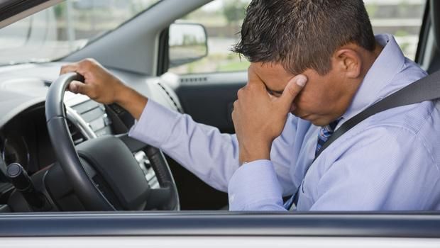 Rischia la multa chi guida con una sola mano