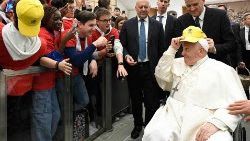 Il Papa: sostenere i giovani, fragili e precari. L’abbandono educativo è una tragedia