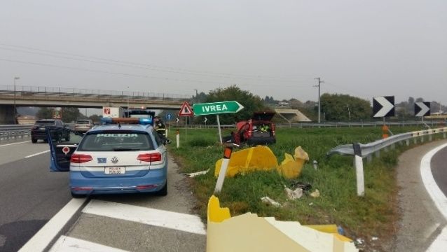 foto tratta da https://notizie.tiscali.it/regioni/piemonte/articoli/auto-contro-spartitraffico-muore-sull-a5-00001/ foto tratta da https://notizie.tiscali.it/regioni/piemonte/articoli/auto-contro-spartitraffico-muore-sull-a5-00001/