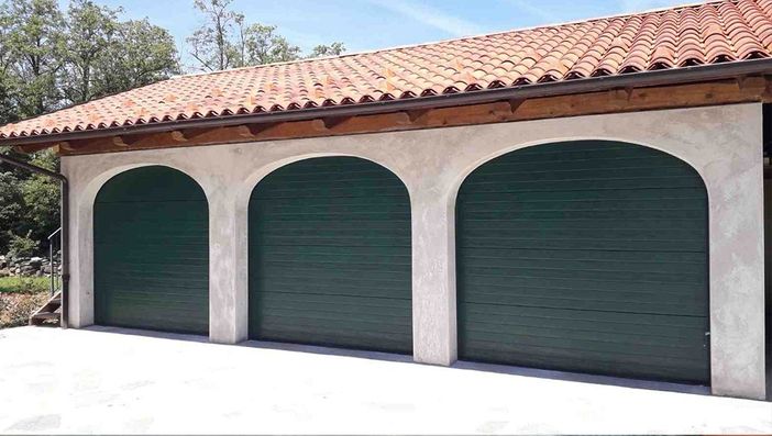 Porte sezionali per garage: isolamento e comfort contro il freddo