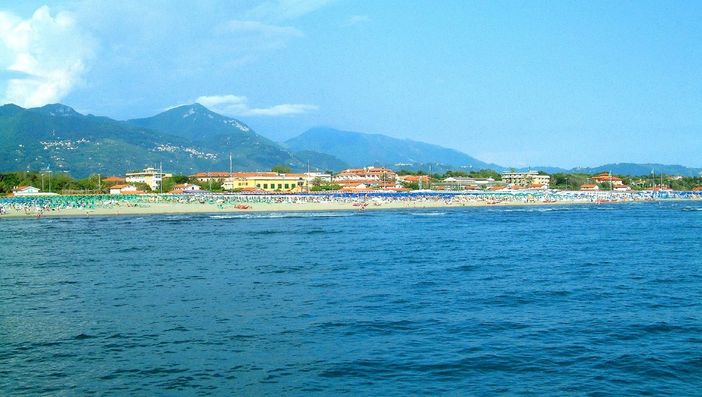 Uno scorcio del mare di Forte dei Marmi (immagine dal sito web www.maag-realestate.com)
