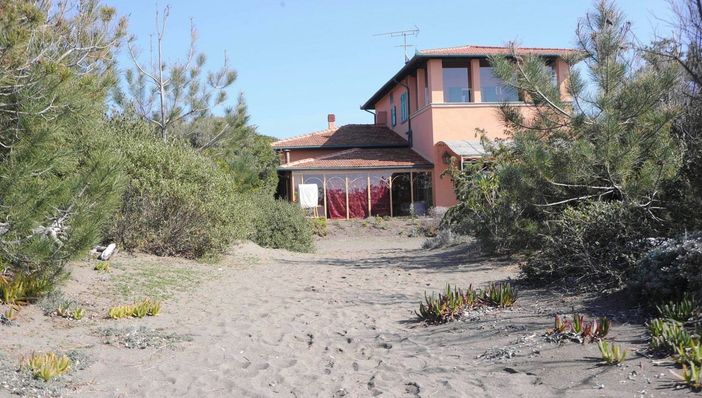 Politica e favoritismi: la beffa della concessione a Beppe Grillo e il disastro per i balneari italiani Politica e favoritismi: la beffa della concessione a Beppe Grillo e il disastro per i balneari italiani