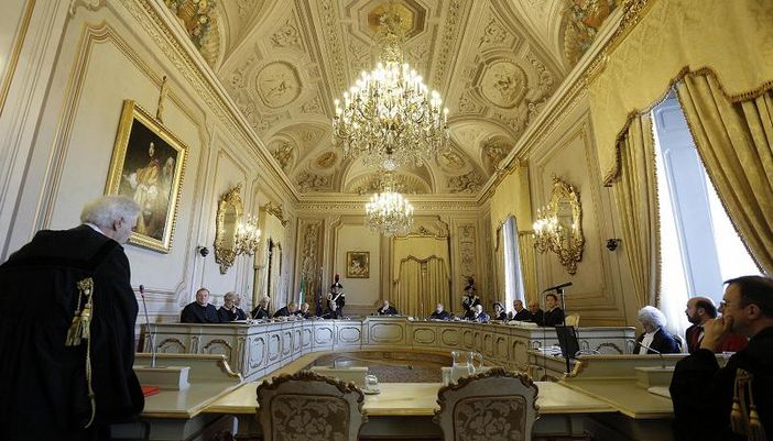 Dalla Corte Costituzionale via libera al cognome dei due genitori ai figli