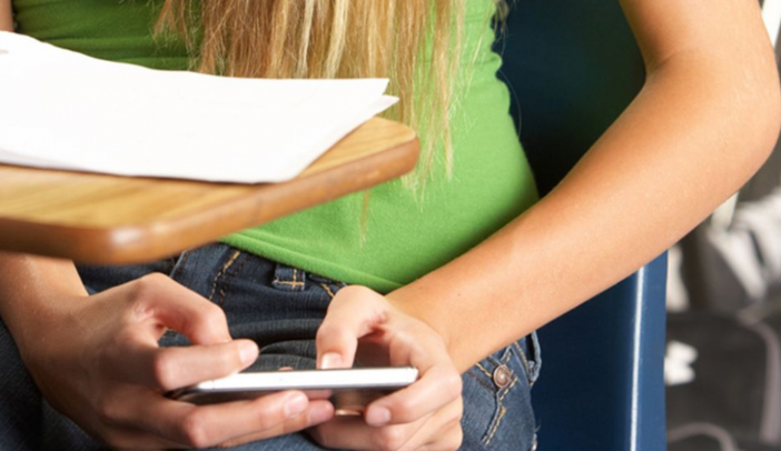 Il Consiglio Valle vieta il cellulare nelle scuole