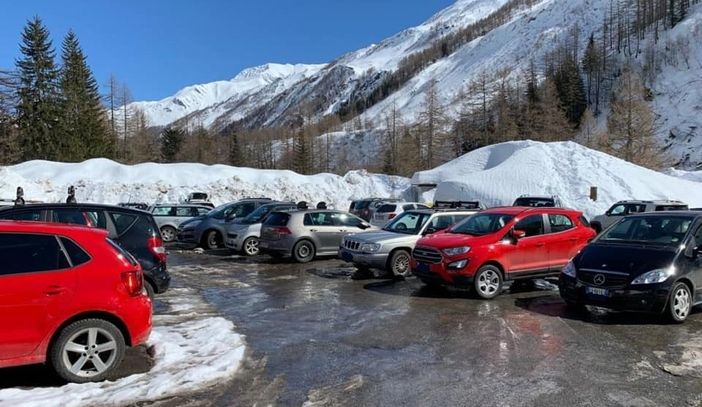 In Val Ferrte parcheggi esauriti da turisti. Chi controlla le seconde case di chi ha la necessità di lavorare e così per loro la chiusura per coronavirus è l'anticipo delle vacanze pasquali