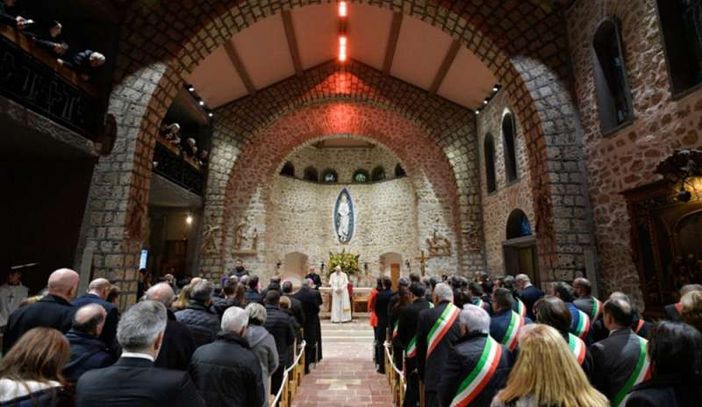 PAPA: Non venga mai meno la bella tradizione del presepe