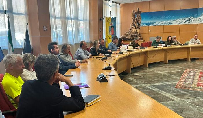 Valtournenche, scontro in Consiglio su bilancio e seconde case: Avetrani attacca la maggioranza Valtournenche, scontro in Consiglio su bilancio e seconde case: Avetrani attacca la maggioranza