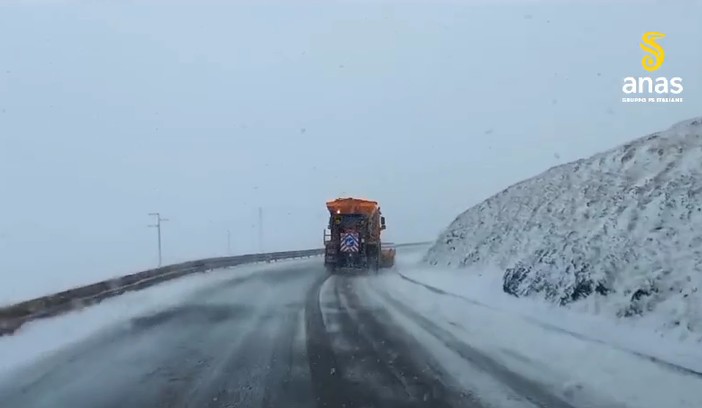 Chiusura Invernale del Colle del Piccolo San Bernardo: Un passaggio scenico tra Valle d'Aosta e Savoia Chiusura Invernale del Colle del Piccolo San Bernardo: Un passaggio scenico tra Valle d'Aosta e Savoia