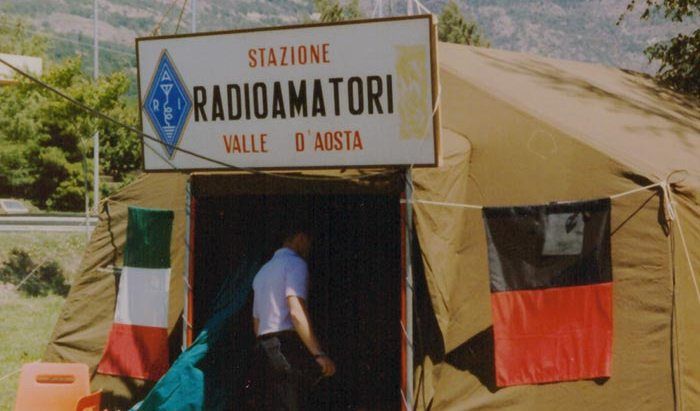 Foto storica di radioanatori valdostani in azione
