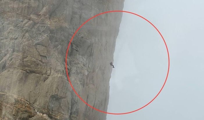 Sospeso nel vuoto sul Dente del Gigante: salvato alpinista in una corsa contro il tempo Sospeso nel vuoto sul Dente del Gigante: salvato alpinista in una corsa contro il tempo