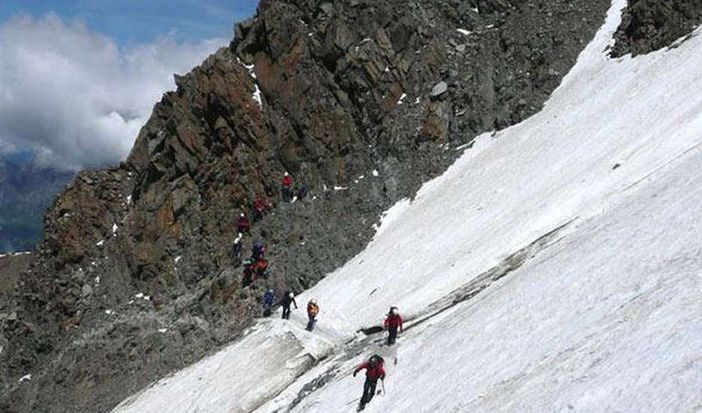 Alpinisti in transito lungo il couloir du Gouter Alpinisti in transito lungo il couloir du Gouter