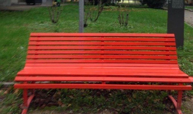 Un simblo della campagna antiviolenza, la panchina rossa Un simblo della campagna antiviolenza, la panchina rossa