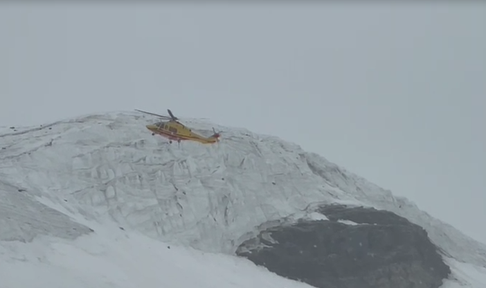 Il soccorso alpino in azione per recuperare l'infortunato