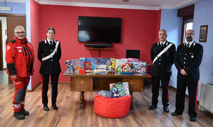 I Carabinieri di Aosta donano giocattoli alla Croce Rossa