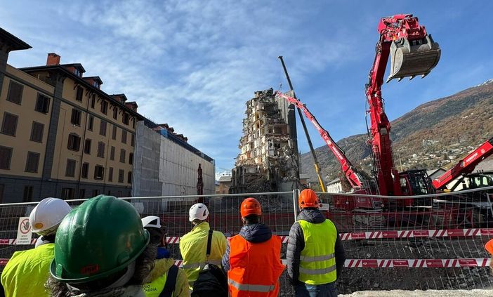 Sicurezza in cantiere, lezione sul campo nel cuore della demolizione dei grattacieli di Aosta