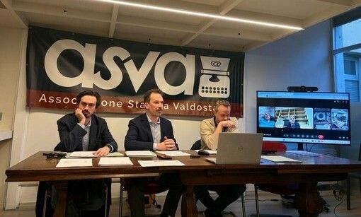 Al centro Alessandro Mano, segretario dell'Associazione Stampa Valdostana - FNSI. A sn. Il tesoriere Thomas Piccot e a ds François domaine presidente dell'Assemblea Al centro Alessandro Mano, segretario dell'Associazione Stampa Valdostana - FNSI. A sn. Il tesoriere Thomas Piccot e a ds François domaine presidente dell'Assemblea