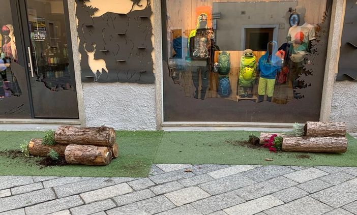 Vandali ancora in azione sotto gli occhi delle videocamere nel centro di Aosta Vandali ancora in azione sotto gli occhi delle videocamere nel centro di Aosta