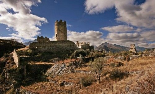 Biens culturels: chateau Chatel Argent éclairé la nuit
