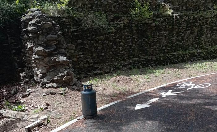 Un' altra testimonianza che offende le bellezze della nostra Città. Mura Romane divenute incolti giardini verticali, angoli adibiti a ricettacolo di spazzatura anche pericolosa  per i fruitori della ciclabile. Il tutto costeggiando il Giardino dei bambini in pieno centro a due passi dal Convitto Regionale e del Palazzo Regionale. Aosta Città Europea? Con queste immagini non si direbbe.