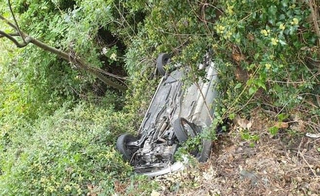 Auto finisce in scarpata in collina a Pont-St-Martin