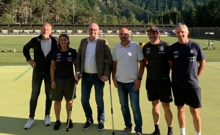 Il Presidente della Regione Renzo Testolin (terzo da sn) con gli Amministratori Comunali Valter Nicase (a sn) e Albert Joseph Betemps (quarto da sn) con gli allenatori, tra cui la valdostana Aline Noro