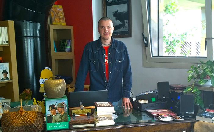 Il titolare di ‘Carta Canta’, Roberto Mussetta. Sotto alcuni scatti del negozio in viale Garibaldi 20