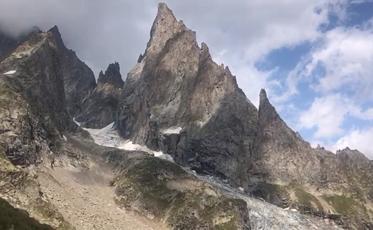 Difficile intervento sul Monte Bianco del Soccorso alpino per salvare due alpinisti Difficile intervento sul Monte Bianco del Soccorso alpino per salvare due alpinisti