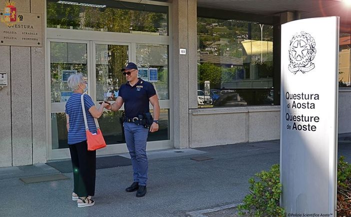 Un agente riconsegna il portafoglio alla turista che lo aveva smarrito Un agente riconsegna il portafoglio alla turista che lo aveva smarrito