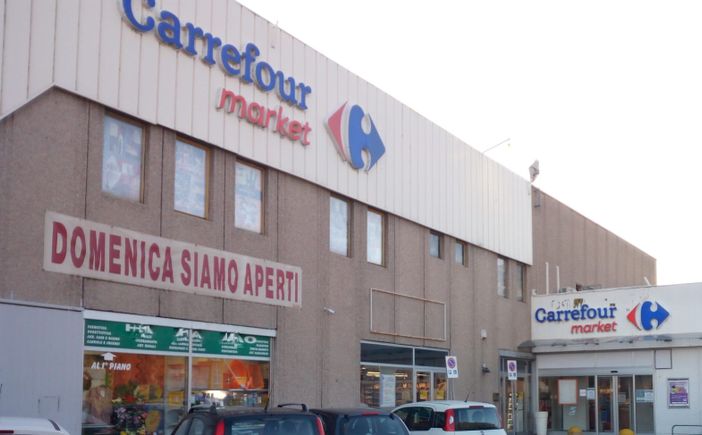 Coltello nel banco frigo Coltello nel banco frigo