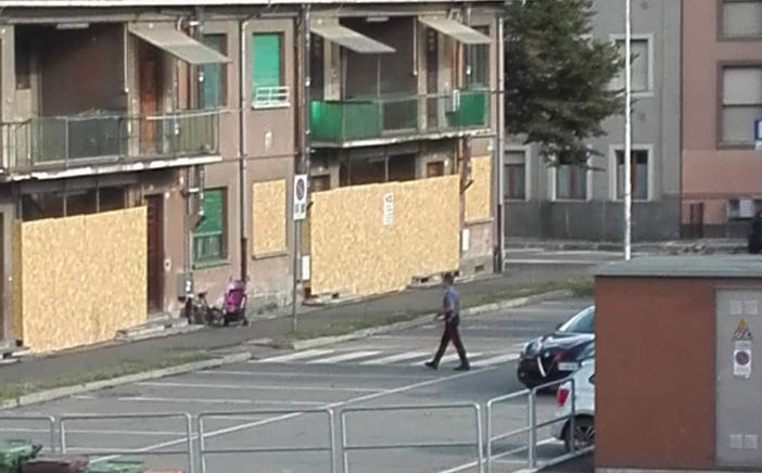 Un carabiniere nei pressi delle 'Case Gazzera' durante l'operazione Un carabiniere nei pressi delle 'Case Gazzera' durante l'operazione