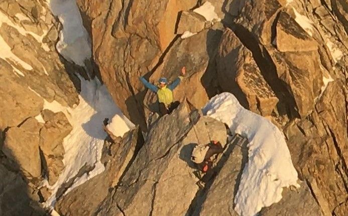 Gli alpinisti bloccati in parete segnalano la loro presenza Gli alpinisti bloccati in parete segnalano la loro presenza