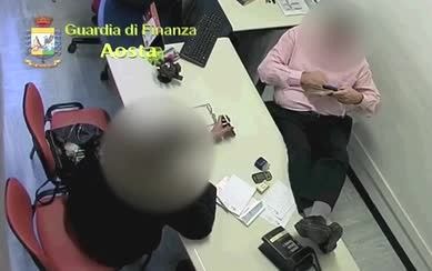 Bonetti e una paziente nelle immagini video delle Fiamme Gialle