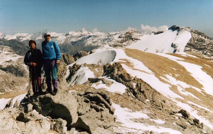 Il Niblè a destra sullo sfondo Il Niblè a destra sullo sfondo