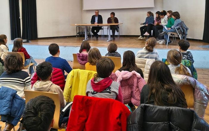 Il sindaco Rocco e gli assessori Sapinet e Gheller rispondono alle domande dei bambini: educazione civica in biblioteca