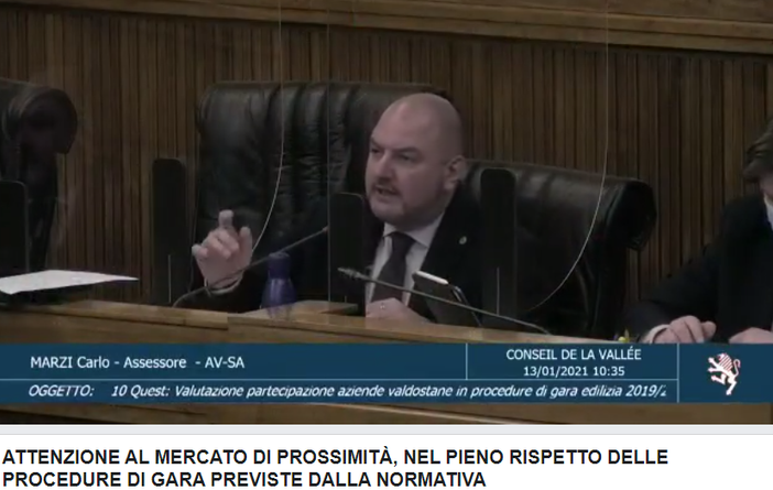 L'assessore Carlo Marzi mentre risponde in aula L'assessore Carlo Marzi mentre risponde in aula