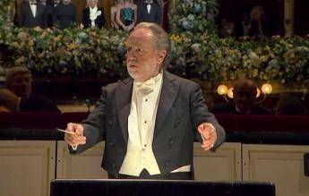 Scala, malore per il maestro Chailly: interrotta l'opera, pubblico a casa Scala, malore per il maestro Chailly: interrotta l'opera, pubblico a casa