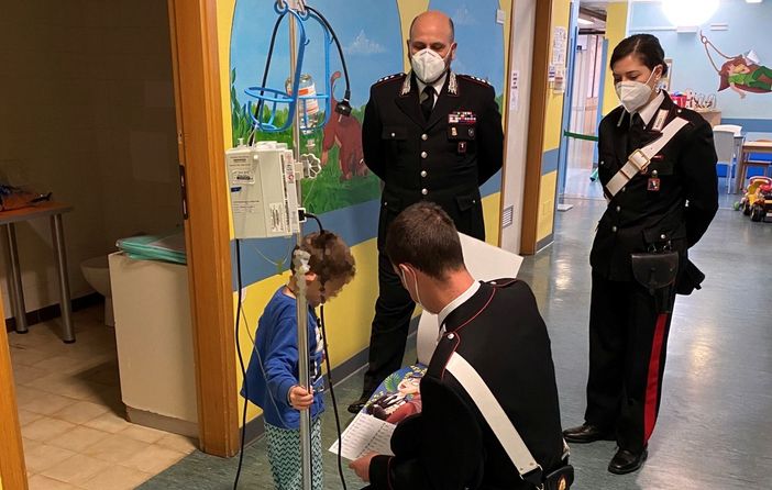 I CARABINIERI REGALANO IL CALENDARIO A FUMETTI AI PICCOLI PAZIENTI DELLA PEDIATRIA I CARABINIERI REGALANO IL CALENDARIO A FUMETTI AI PICCOLI PAZIENTI DELLA PEDIATRIA