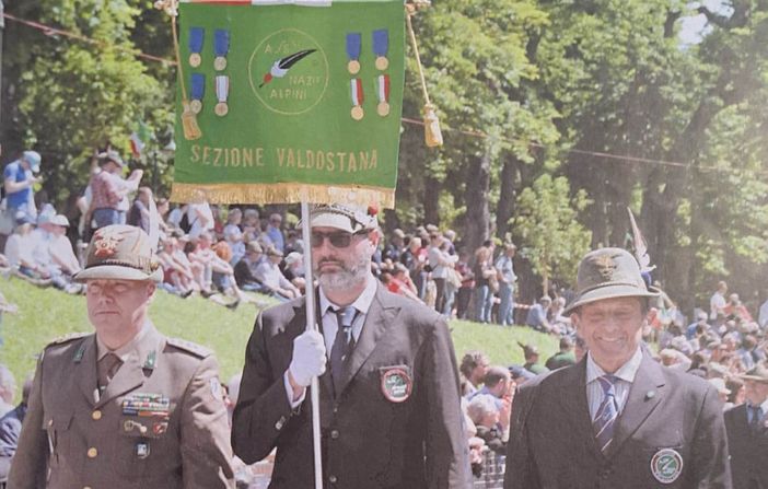 da sn: Generale di Brigata Giovanni Santo; Andrea Ruggeri, capogruppo Donnas-porta labaro; il capogruppo Aosta Carlo Gobbo