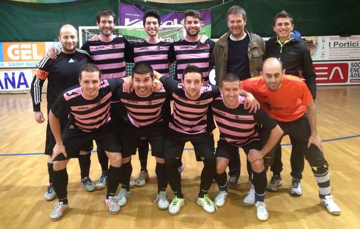 La squadra del Cs Aymavilles. All'interno Di.Gel La squadra del Cs Aymavilles. All'interno Di.Gel