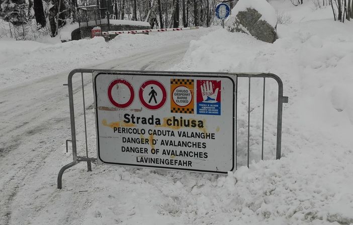 Riaprono strade a Courmayeur ma resta alto il pericolo valanghe Riaprono strade a Courmayeur ma resta alto il pericolo valanghe