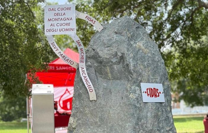“La Pietra del Dono”, un monumento per chi salva vite: “Ogni goccia è un legame che unisce”