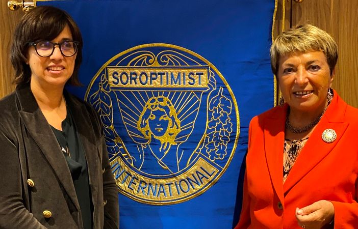 A destra Alessandra Fanizzi prende le consegne da Vanna Naretto