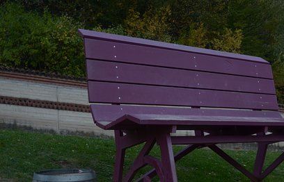 Nel Parco Lussu una panchina viola per il rispetto dei minori e genitori nelle separazioni Nel Parco Lussu una panchina viola per il rispetto dei minori e genitori nelle separazioni