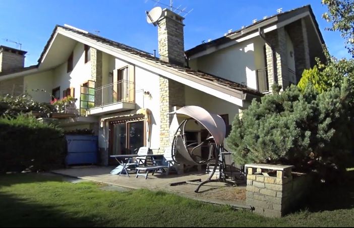 CASA SUBITO IN VALLE D'AOSTA: Villa di testa in vendita sulla collina di Aosta, loc. Porossan- Roppoz